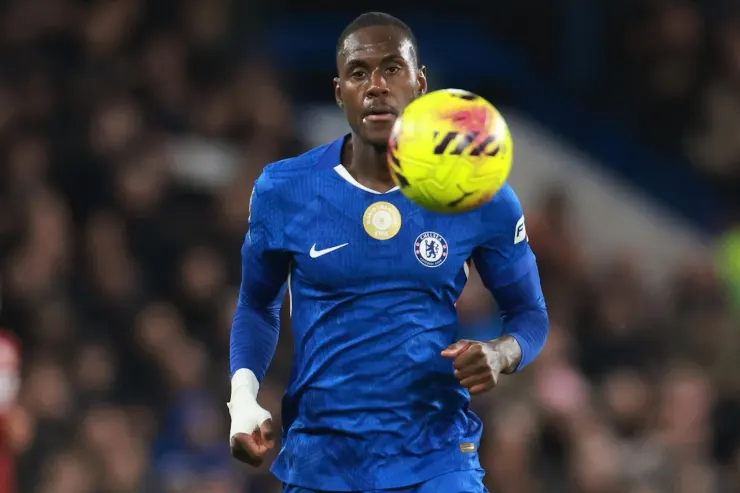 Chalobah in maglia Chelsea controlla il pallone durante una partita
