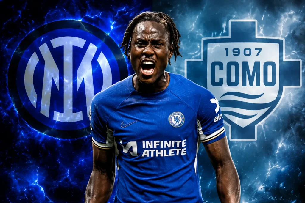 Chalobah in maglia Chelsea con loghi Inter e Como sullo sfondo