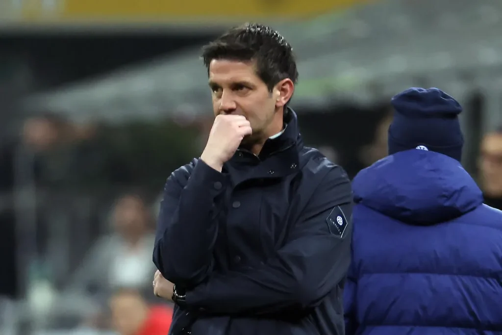 Chivu in panchina durante Inter-Bodø/Glimt, concentrato con la mano al volto