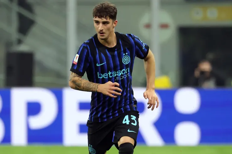 Matteo Cocchi in azione con la maglia dell'Inter a righe blu e nere durante una partita