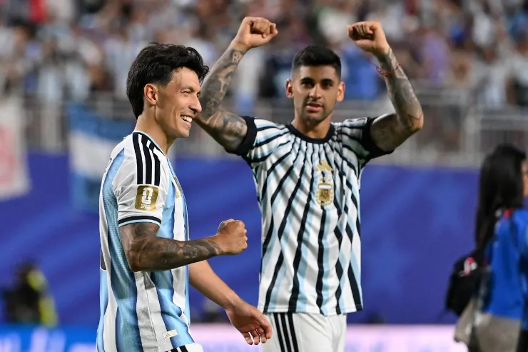 Cristian Romero in maglia Argentina festeggia con il pugno chiuso durante una partita