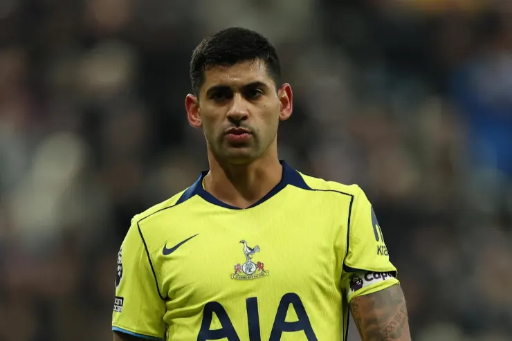 Cristian Romero in maglia gialla del Tottenham durante una partita