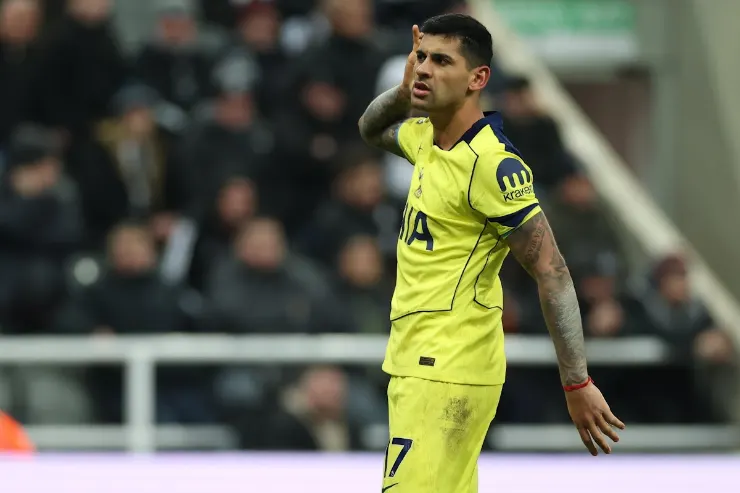 Cristian Romero in maglia gialla del Tottenham durante una partita in campo