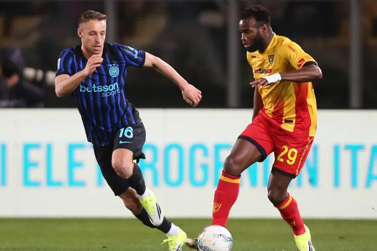 Davide Frattesi in azione con la maglia dell'Inter durante una partita di calcio