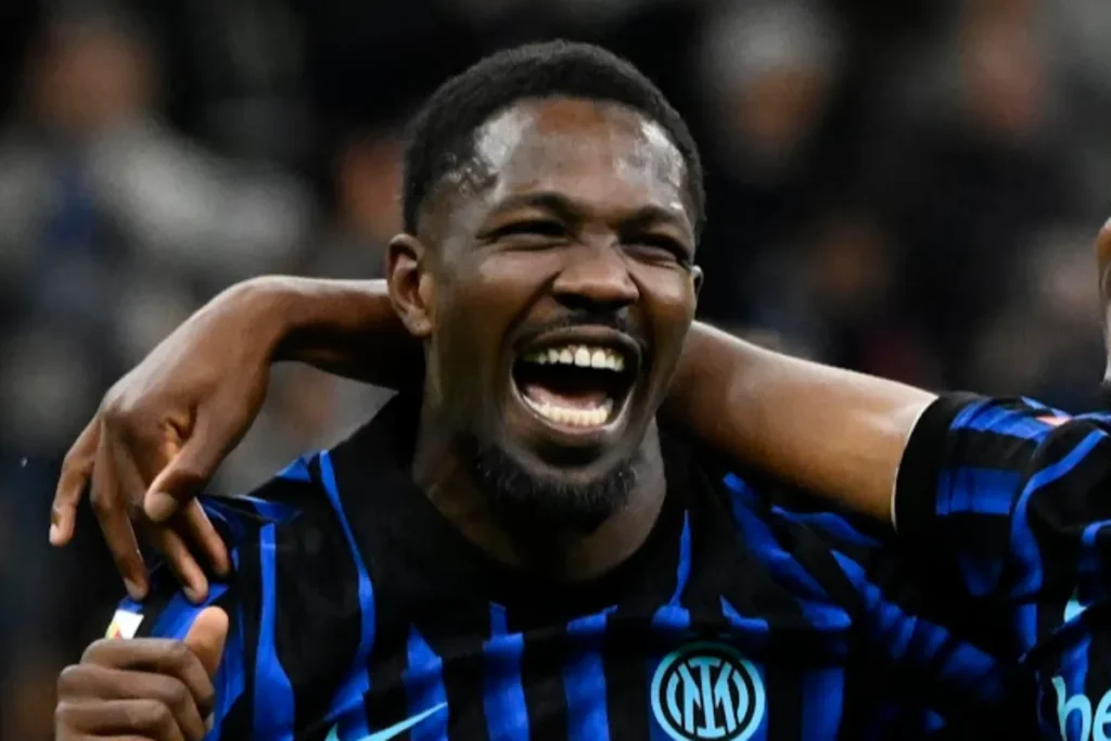 Marcus Thuram dell'Inter esulta durante la partita, indossando la maglia nerazzurra a strisce blu e nero