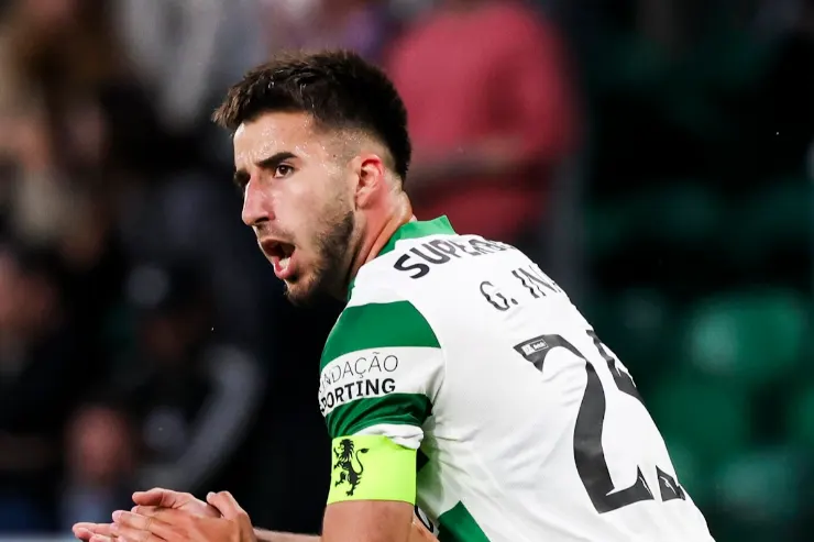 Gonçalo Inácio del Sporting Lisbona durante una partita, con la divisa bianca e verde