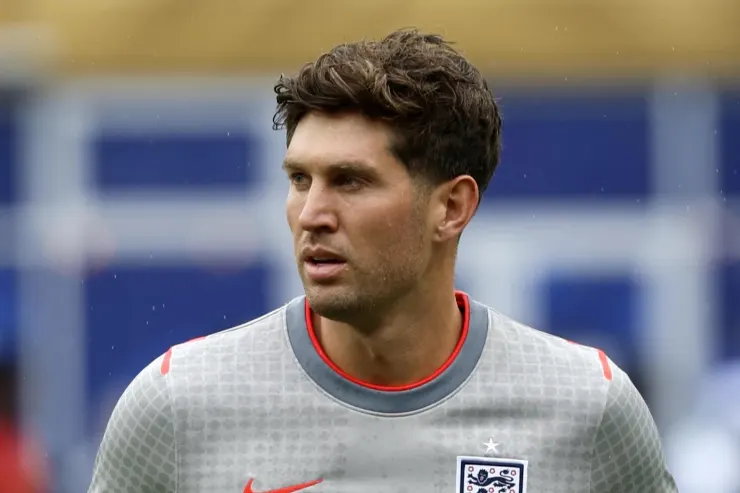 John Stones in maglia da allenamento grigia della nazionale inglese durante una sessione di gioco