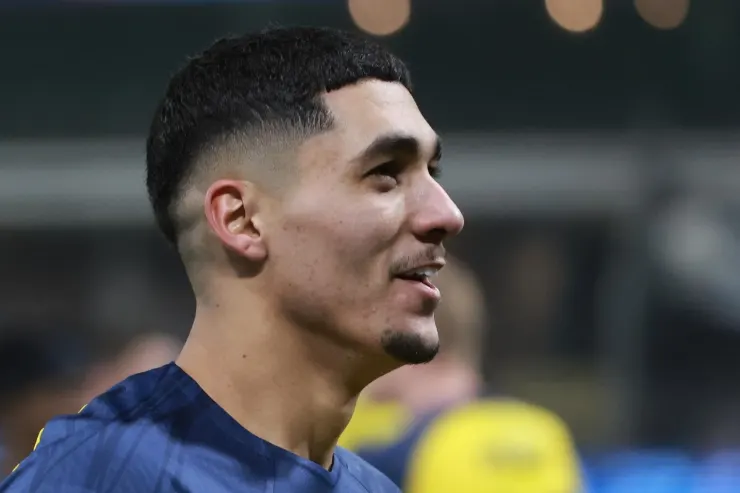 Khalaili in maglia Inter blu, profilo durante partita allo stadio