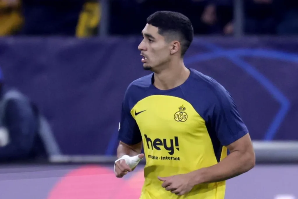 Khalaili in maglia gialla durante una partita, con fasciatura al dito