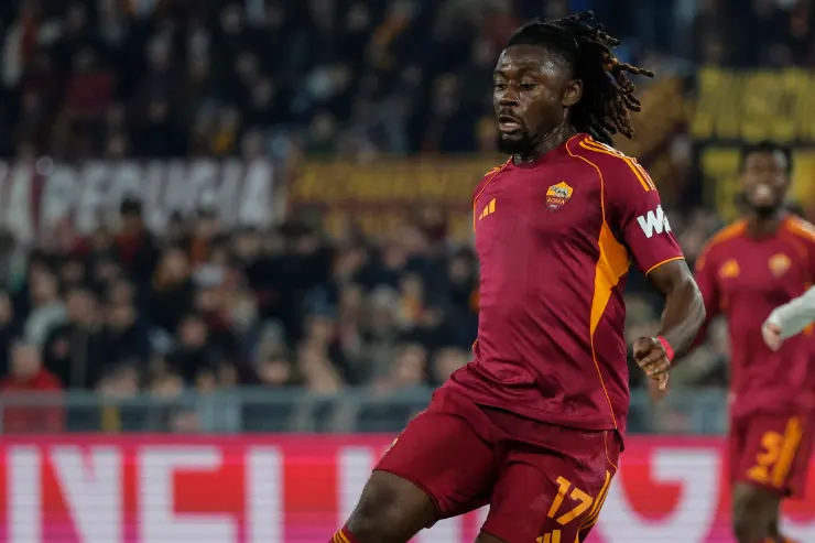 Giocatore della Roma in maglia granata numero 17 durante una partita in campo