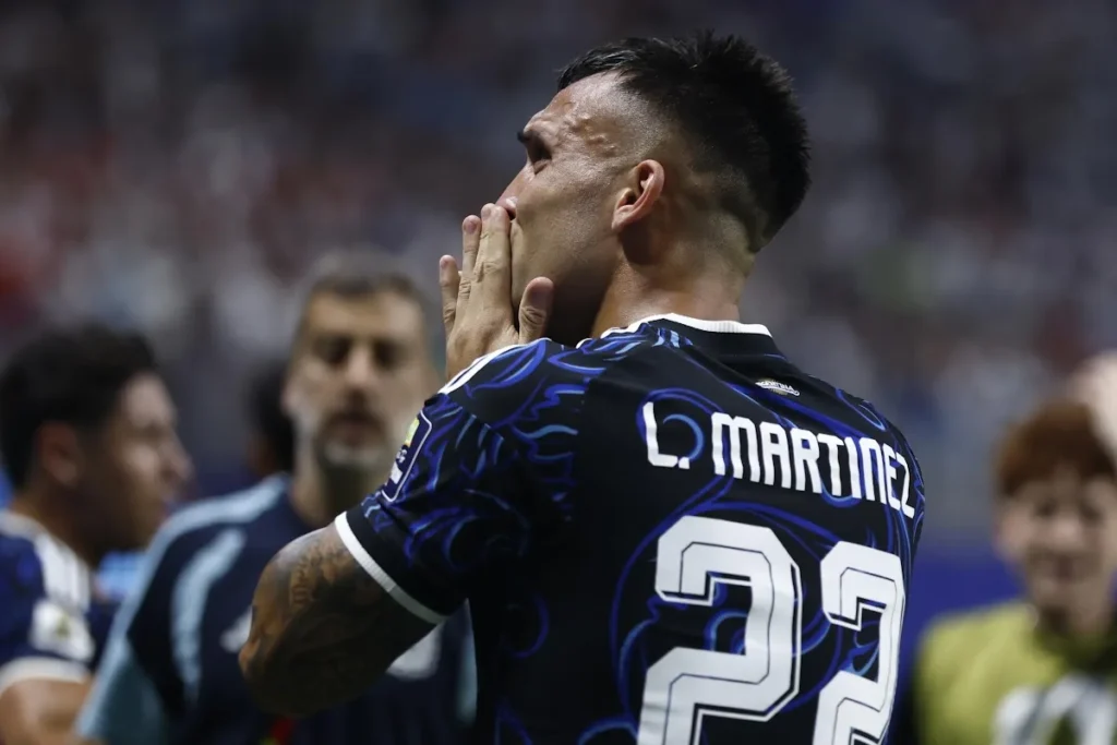 Lautaro Martinez con la maglia dell'Argentina, numero 23, durante una partita internazionale