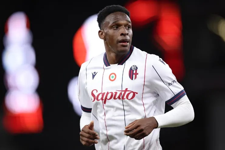Lucumì in maglia Bologna Saputo durante una partita, difensore nel mirino dell'Inter