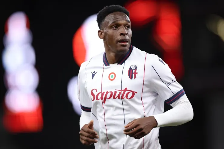 Lucumi in maglia bianca del Bologna durante una partita, in azione in campo