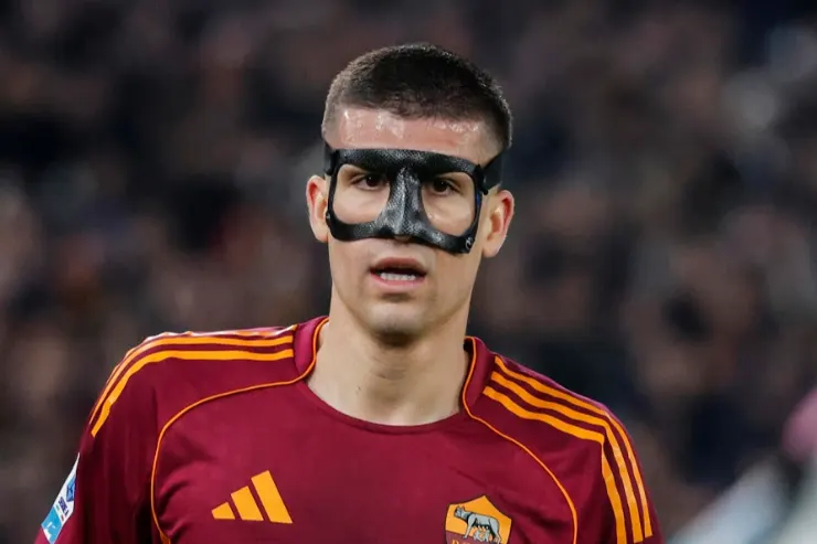 Gianluca Mancini della Roma indossa una maschera protettiva nera durante una partita
