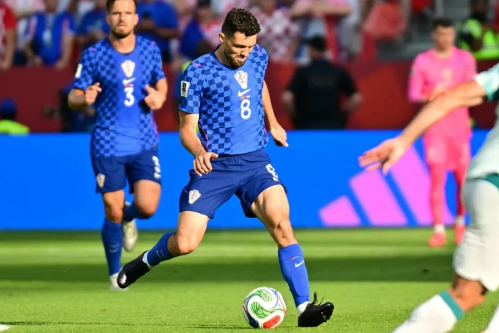Mateo Kovacic con la maglia della Croazia numero 8 durante una partita internazionale