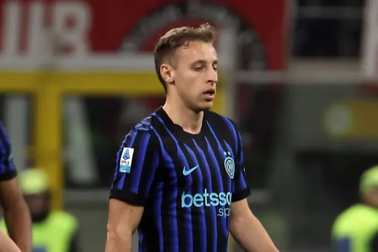 Frattesi in maglia Inter a righe blu e nera durante una partita di Serie A