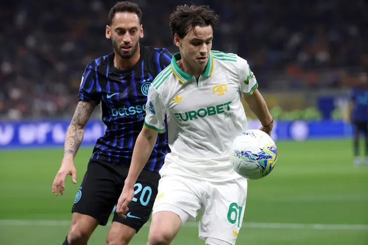 Pisilli in possesso palla durante una partita, inseguito da un difensore dell'Inter in maglia nerazzurra