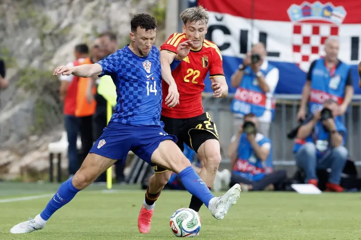 Saelemaekers in maglia blu della Croazia contrasta Perisic in rosso durante una partita internazionale