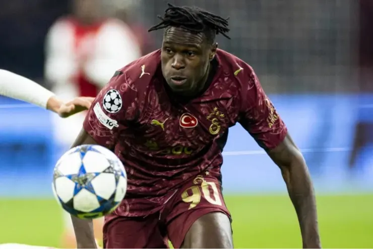 Wilfried Singo in azione durante una partita di Champions League con la maglia del Galatasaray