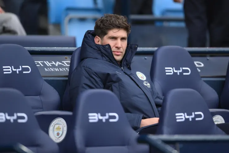 John Stones in panchina con la divisa del Manchester City