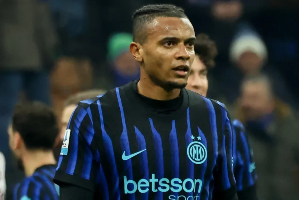 Akanji durante una partita con la maglia dell'Inter a righe blu e nere