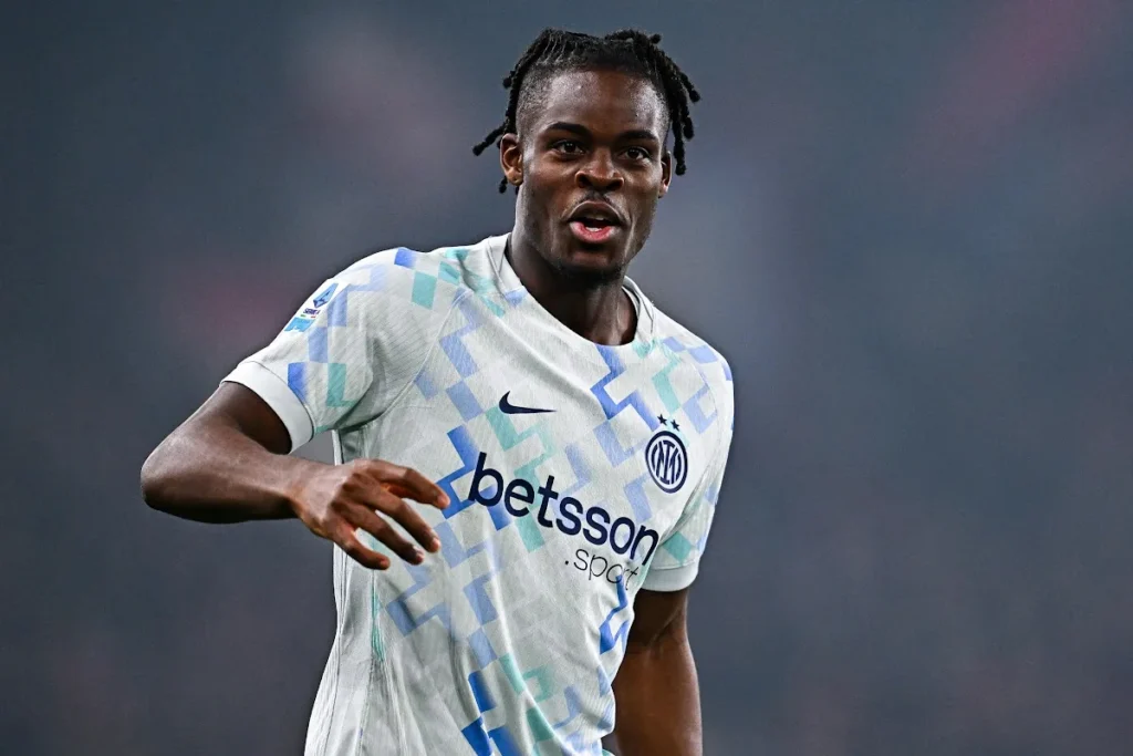 Bisseck in maglia Inter bianca con sponsor Betsson, durante una partita