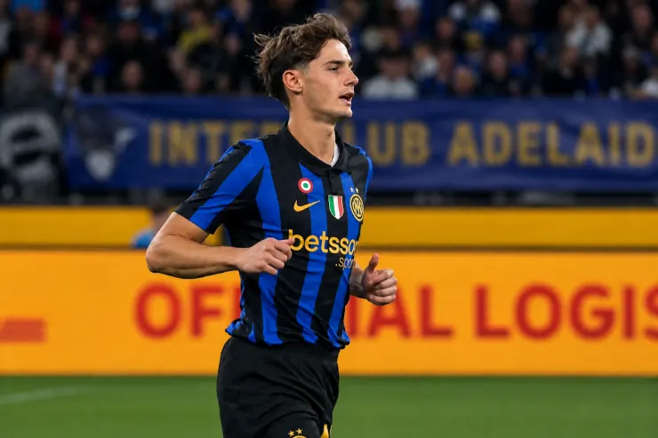 Giocatore dell'Inter in maglia nerazzurra durante una partita allo stadio