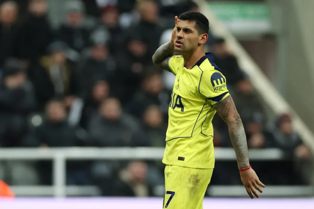Cuti Romero in maglia gialla del Tottenham durante una partita, con lo sguardo rivolto verso l'alto