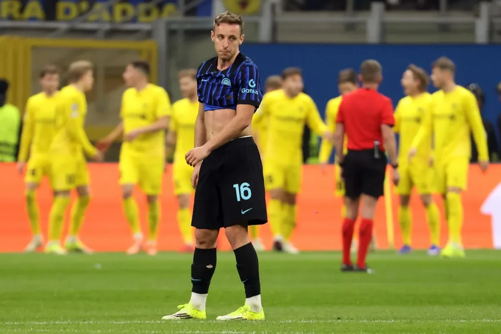 Frattesi in maglia Inter numero 16 durante una partita, con avversari in giallo sullo sfondo