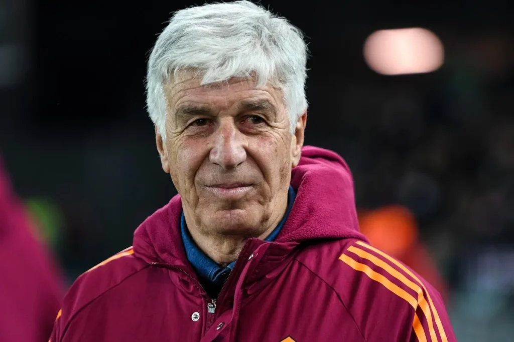 Gasperini in tuta Roma con strisce arancioni durante una partita