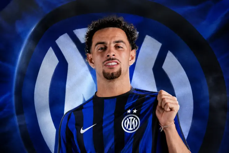 Curtis Jones in maglia Inter, ritratto ufficiale davanti al logo nerazzurro