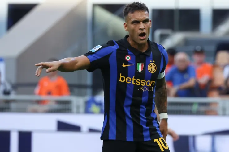 Lautaro Martinez in maglia Inter con numero 10 durante una partita, con braccio teso verso i compagni