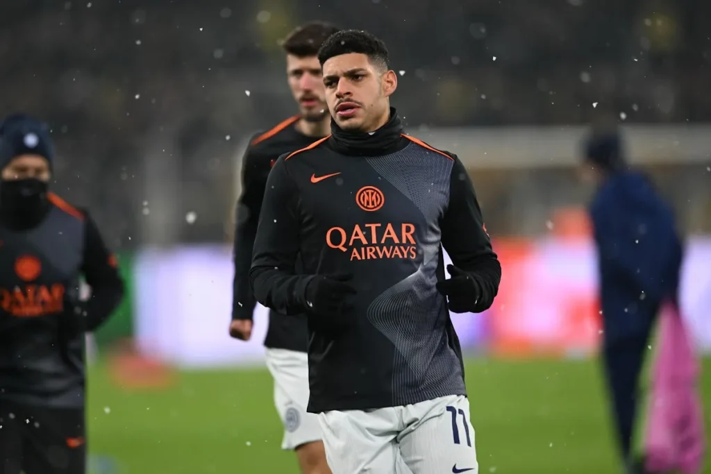 Luis Henrique in riscaldamento con la maglia dell'Inter, numero 11, durante una partita