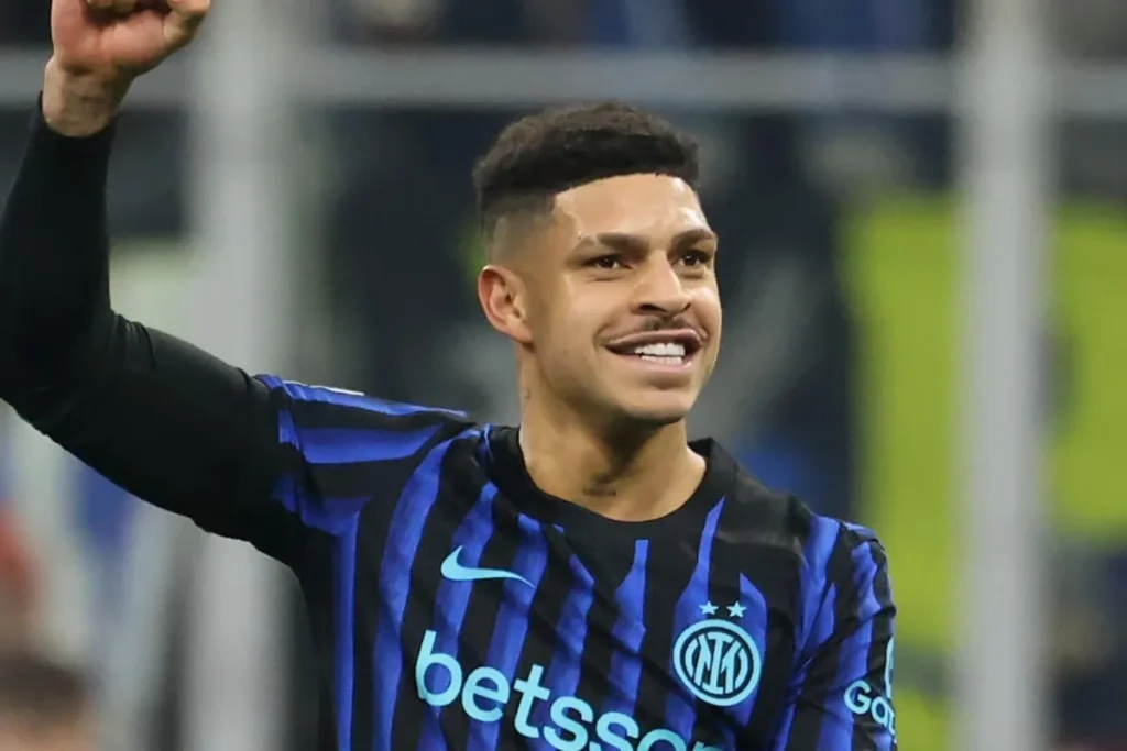 Luis Henrique esulta con la maglia dell'Inter, con il pugno alzato verso il cielo durante una partita