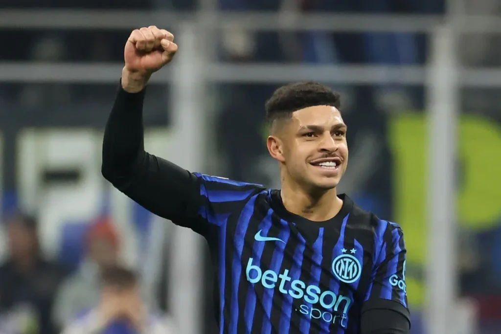 Luis Henrique esulta con il pugno chiuso indossando la maglia dell'Inter a strisce blu e nere