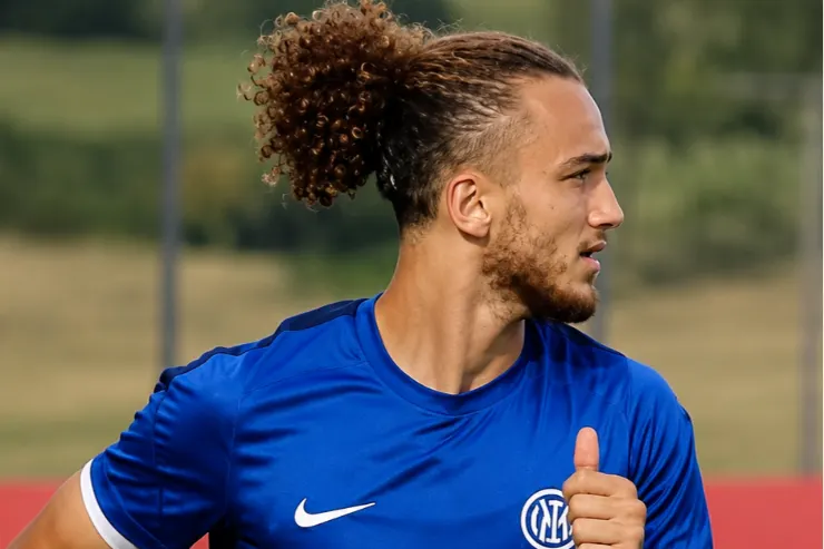 Yanis Massolin in maglia Inter blu durante l'allenamento