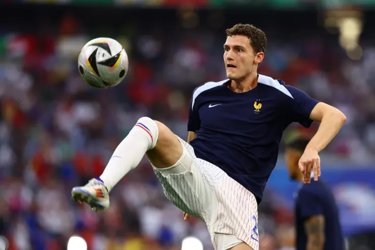 Benjamin Pavard con la maglia della Francia durante una partita, in azione con il pallone