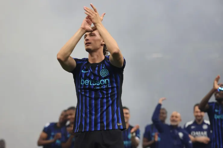 Pio Esposito in maglia Inter celebra durante l'allenamento con i compagni di squadra