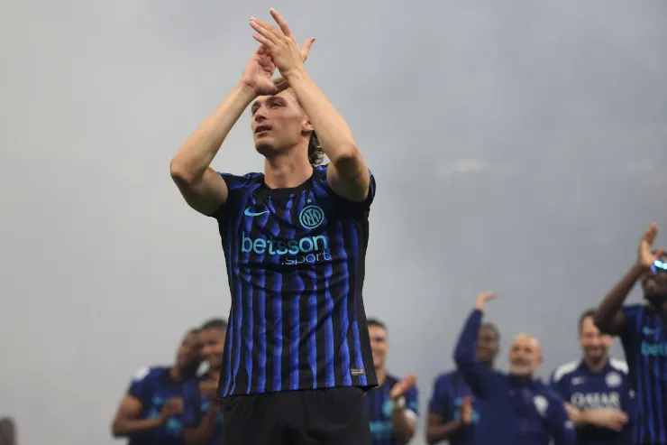Pio Esposito in maglia Inter, con le mani alzate durante un'azione di gioco