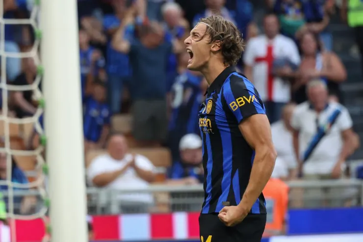 Pio Esposito esulta dopo il gol con la maglia dell'Inter a righe blu e nere