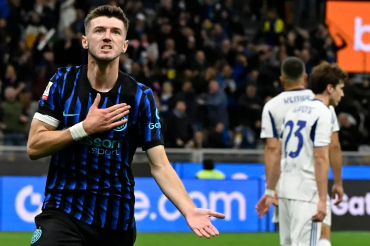 Sucic esulta durante una partita dell'Inter, con la mano sul petto in celebrazione