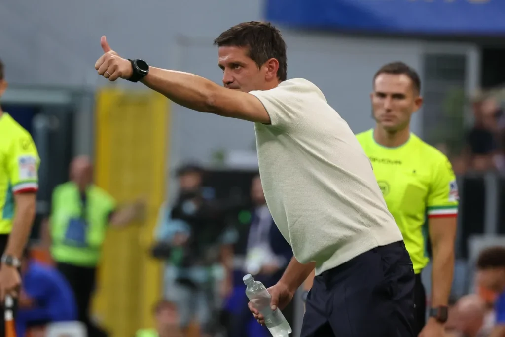 Chivu impartisce istruzioni dalla panchina durante Inter-Monza, con bottiglia d'acqua in mano e gesto deciso