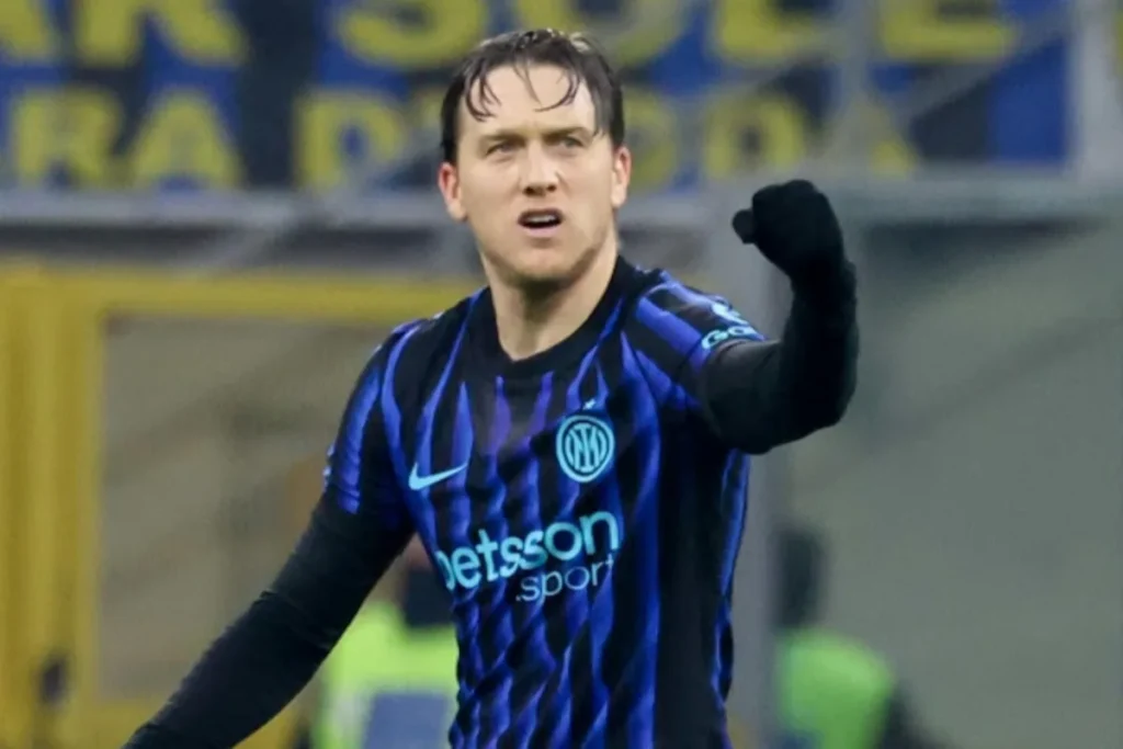 Piotr Zielinski esulta durante una partita dell'Inter, indossando la maglia nerazzurra