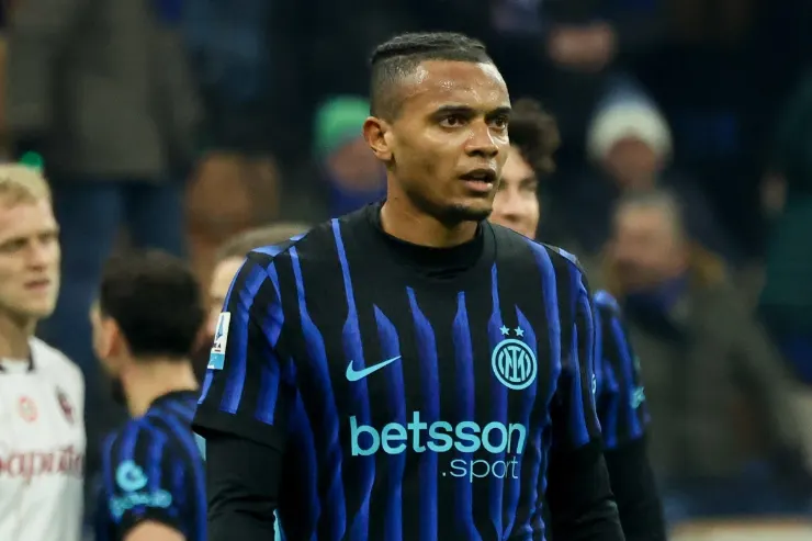 Akanji in maglia Inter durante una partita, con la divisa blu nerazzurra e lo sponsor betsson visibile