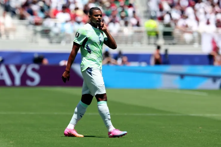 Akanji in maglia della Svizzera durante una partita, corre sul campo con attenzione