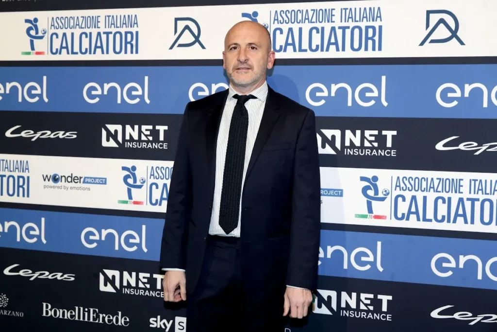 Piero Ausilio in abito scuro durante evento AIC Associazione Italiana Calciatori