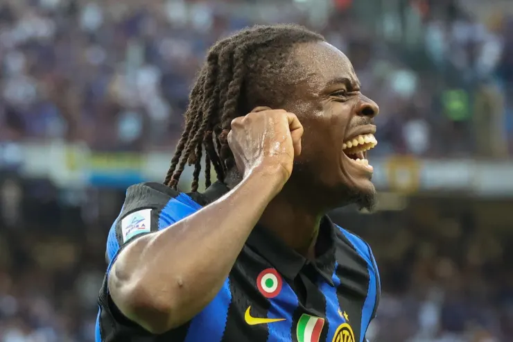 Bisseck esulta durante una partita dell'Inter, indossando la maglia nerazzurra con la fascia di capitano