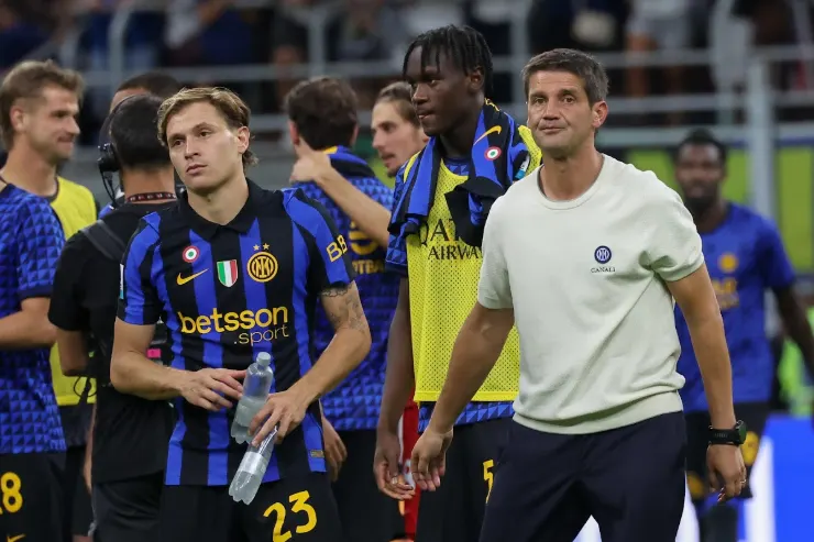 Chivu a bordocampo durante la partita, con i giocatori dell'Inter in primo piano sullo sfondo
