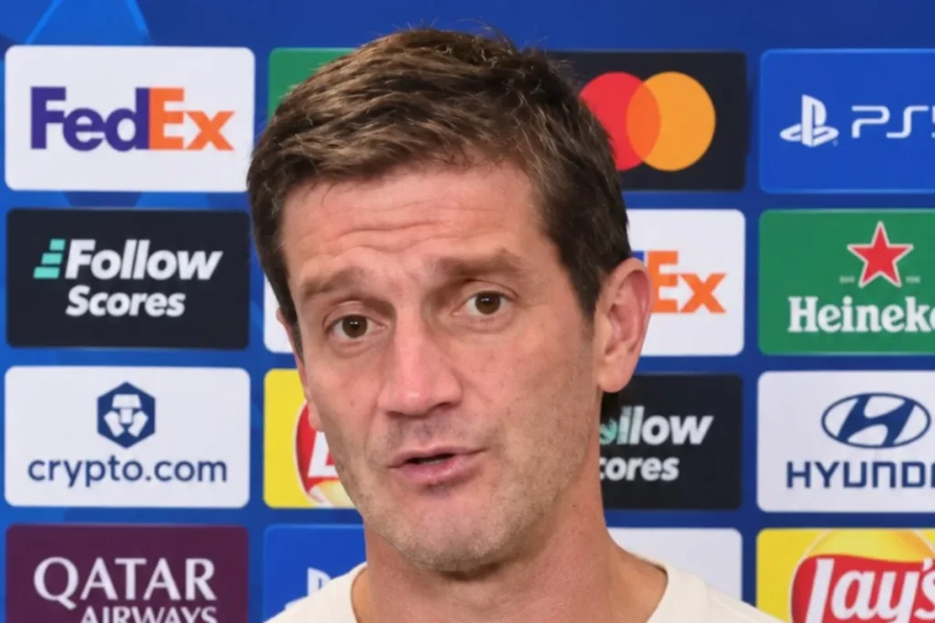 Chivu durante un'intervista in conferenza stampa con sponsor visibili (FedEx, Mastercard, PlayStation, Heineken)