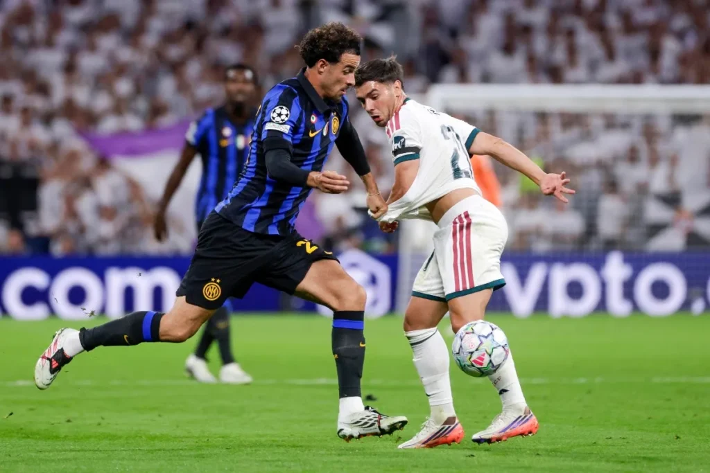Curtis Jones in maglia Inter contrasta il possesso palla durante una partita di Champions League